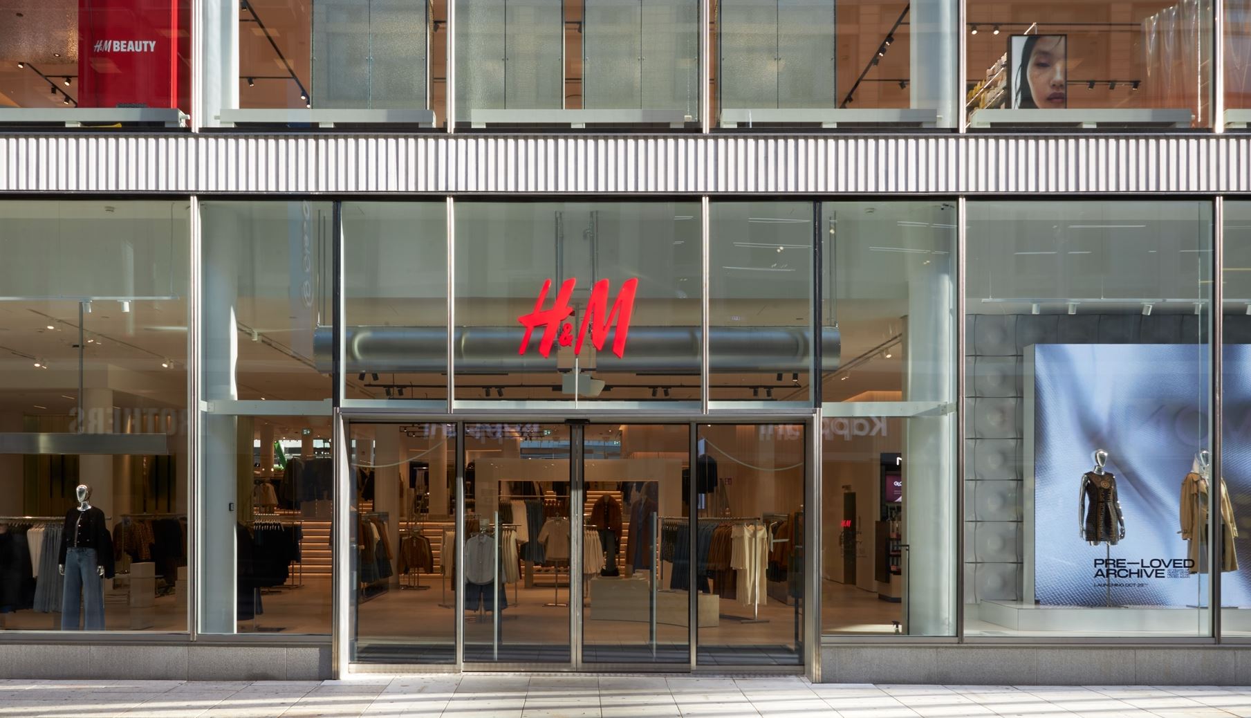 Η H&M ανακοινώνει την πολυαναμενόμενη επαναλειτουργία των ανανεωμένων καταστημάτων της σε Αθήνα και Θεσσαλονίκη