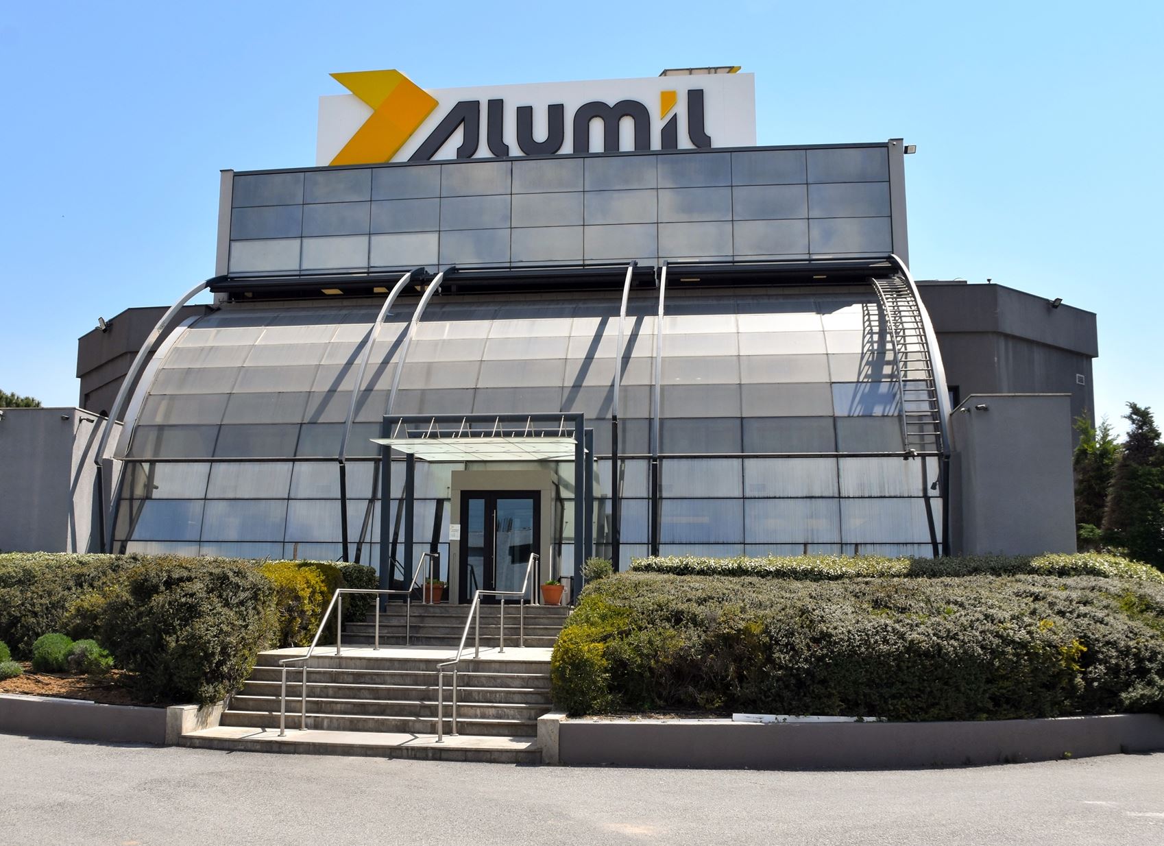 ALUMIL Showrooms: Τα κορυφαία συστήματα αλουμινίου σε προηγμένους εκθεσιακούς χώρους