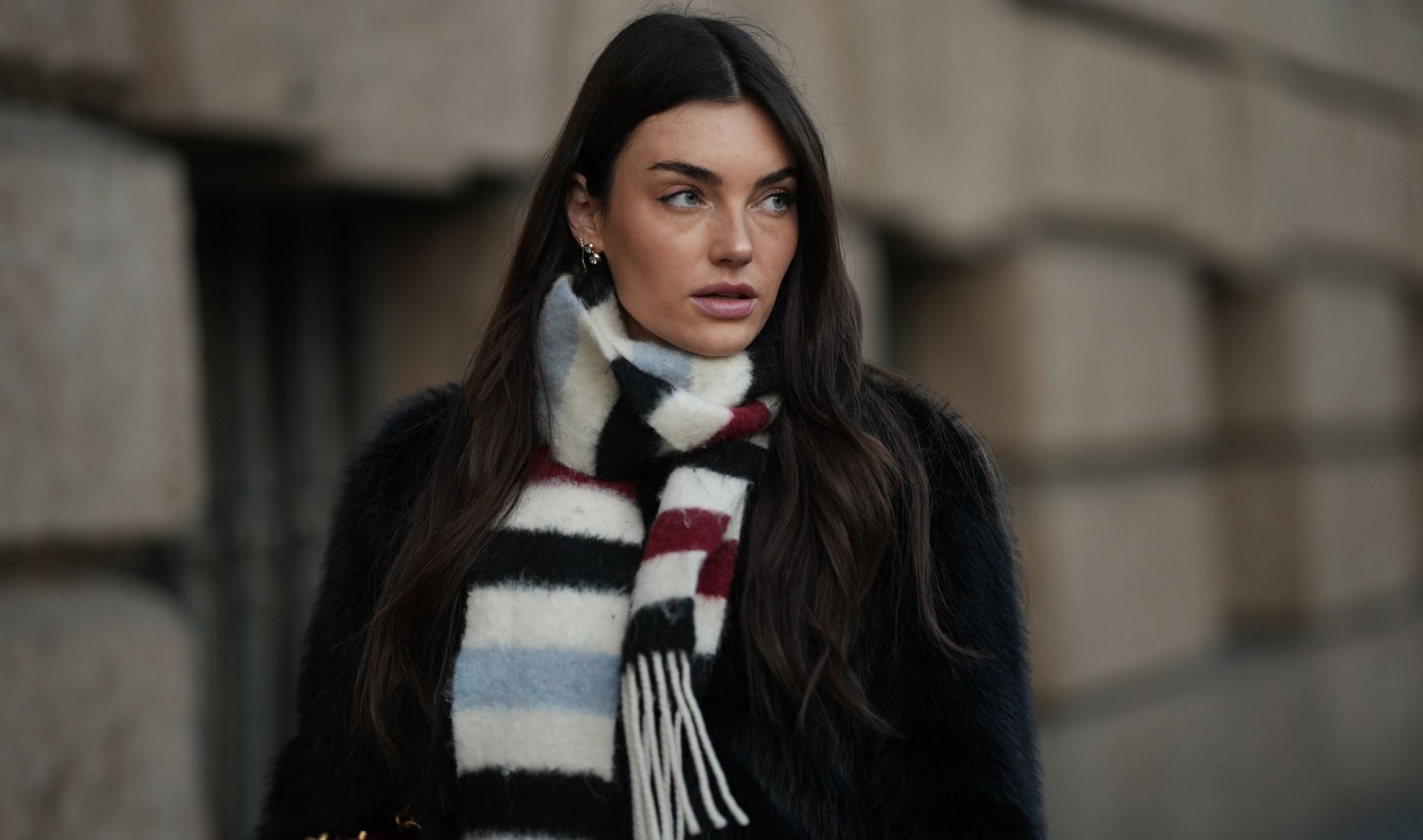 Στην άκρη το κασκόλ: Αυτή είναι η μεγαλύτερη τάση που έχουν υιοθετήσει τα stylish girls