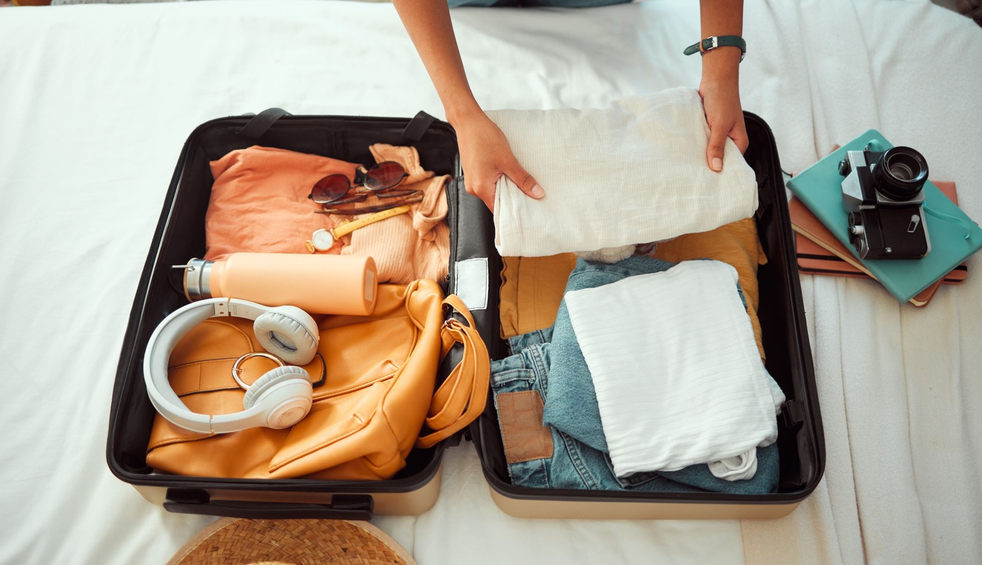 Vacation loading: Έτσι θα χωρέσεις στη χειραποσκευή περισσότερα outfits για τις διακοπές σου