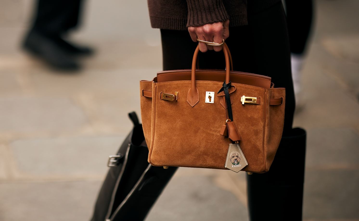 Λεκές στο suede; Πώς πρέπει να φροντίζεις τα suede items της γκαρνταρόμπας σου