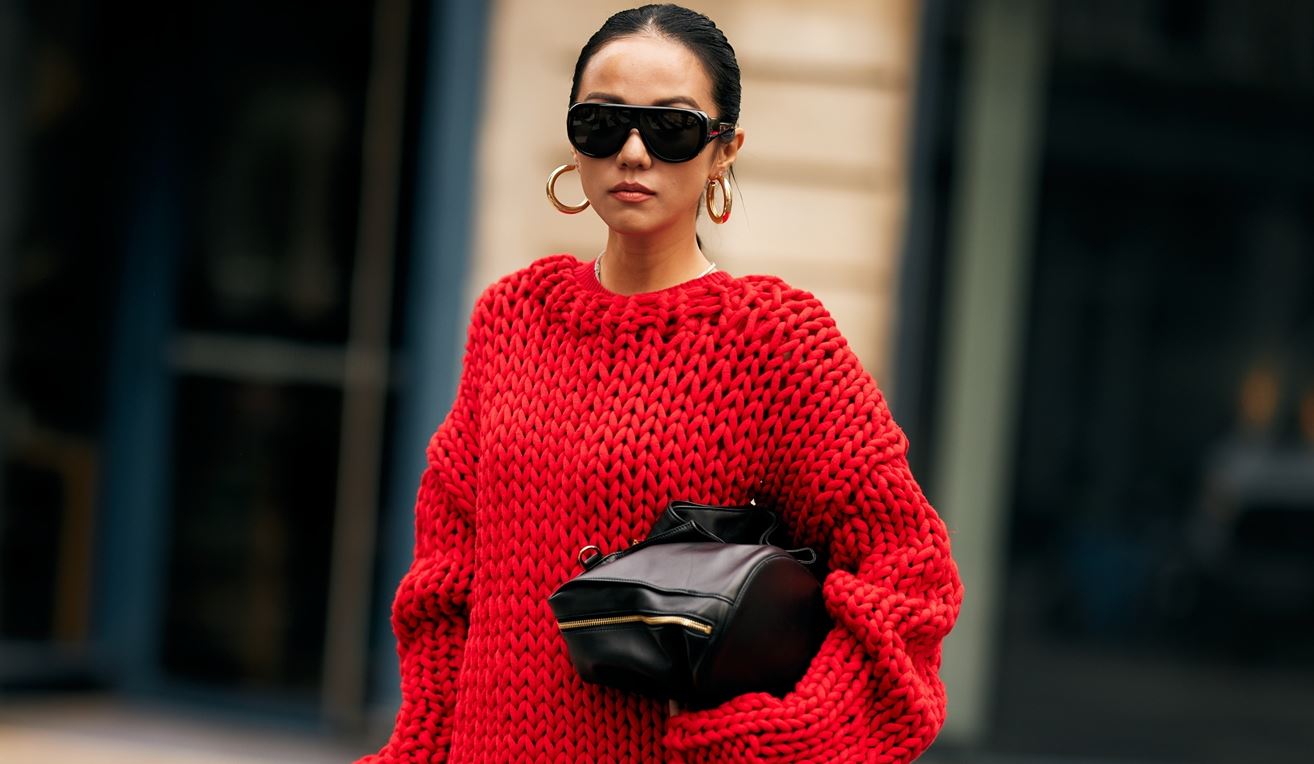 Κόκκινο πουλόβερ: 14 λουκ που θα σε πείσουν να το προσθέσεις στην γκαρνταρόμπα σου