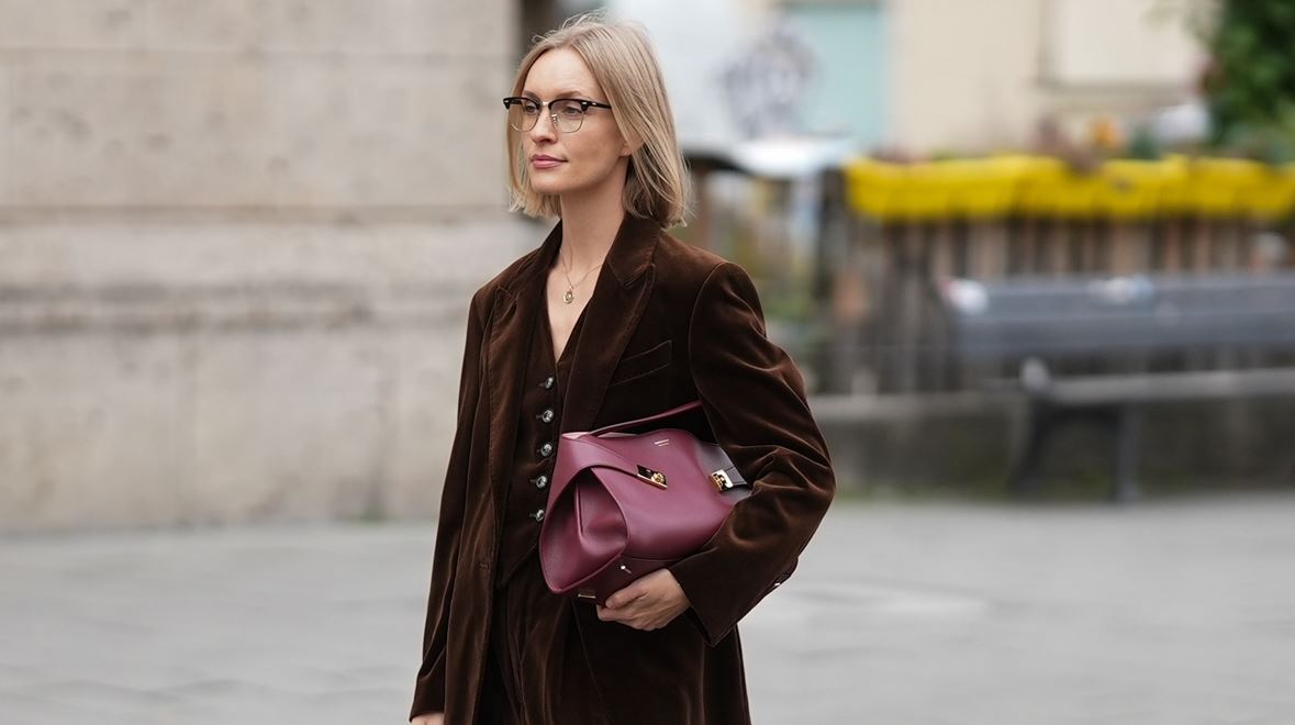 Βελούδινα παντελόνια: Η stylish επιλογή για όλα τα πάρτι της σεζόν