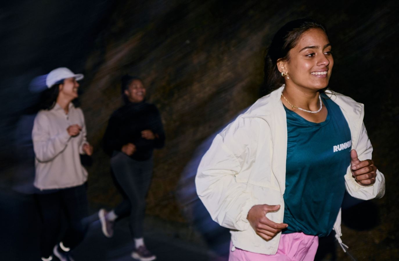 Run clubs: Γιατί οι νέοι προτιμούν το τρέξιμο, λέγοντας όχι στα night clubs;