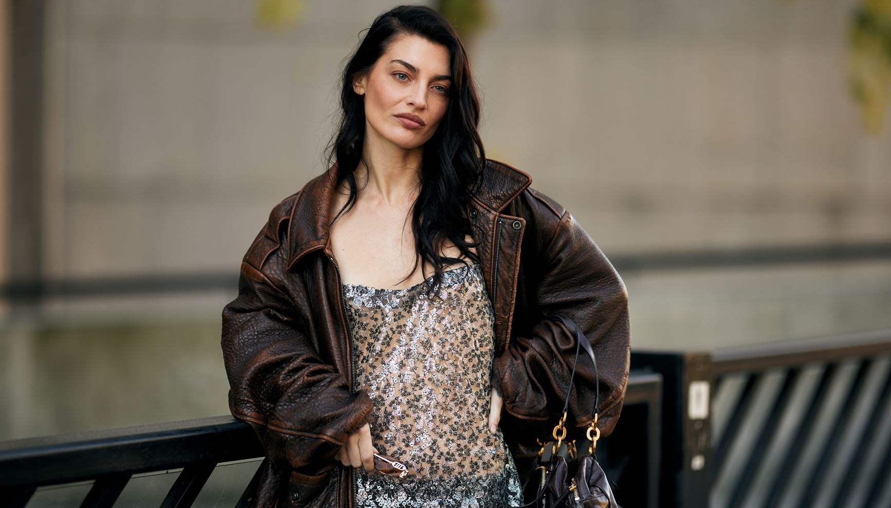 Θα βγεις για ποτό το ΣΚ; 3 stylish τρόποι να φορέσεις τη φούστα με παγιέτες