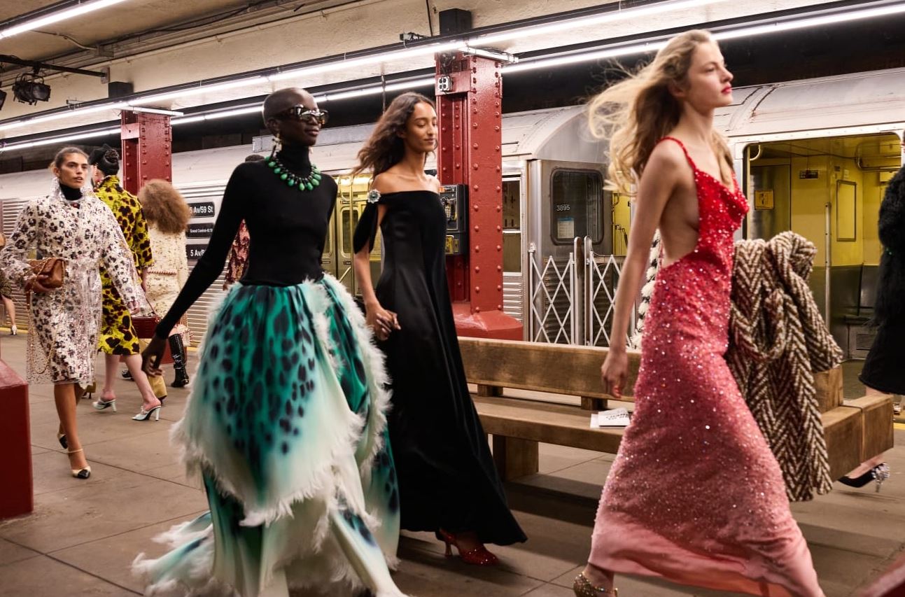 Chanel Métiers d’Art 2026: Ραντεβού στο μετρό