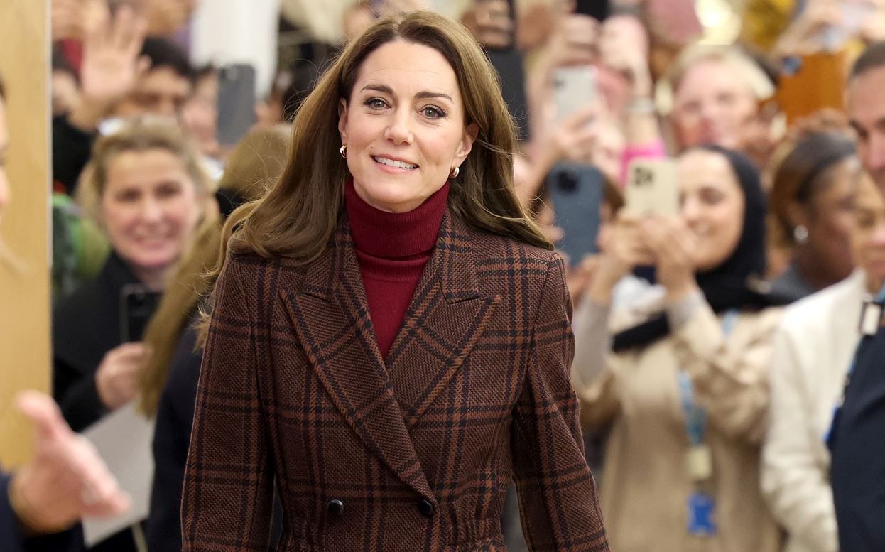 Kate Middleton: Ζηλέψαμε το καρό παλτό της και το θέλουμε στη ντουλάπα μας