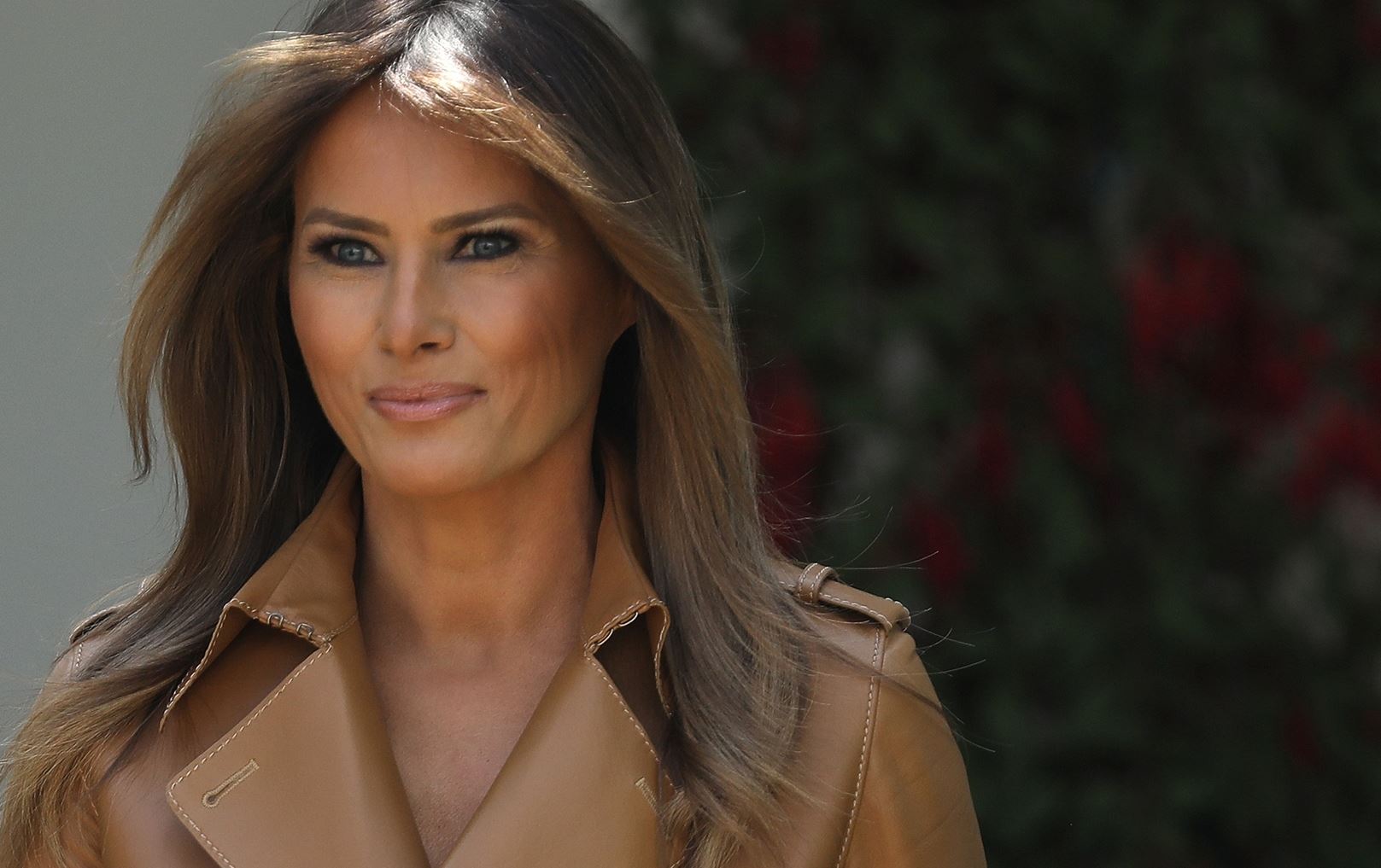 Η Melania Trump δοκίμασε τη vintage τάση στα πανωφόρια που τρεντάρει αυτή τη στιγμή