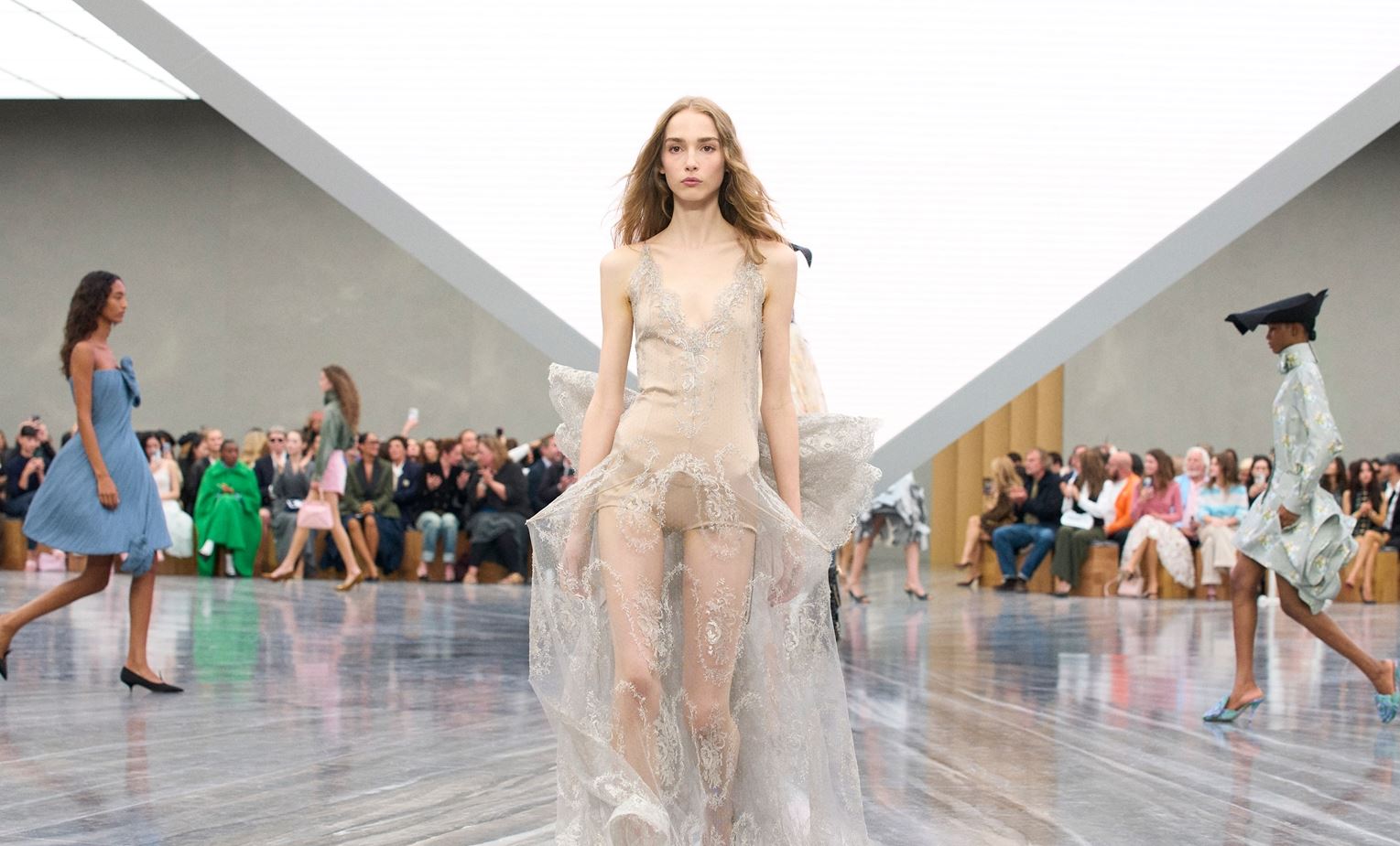 Dior SS26: Όλα τα μάτια στραμμένα στο ντεμπούτο του Jonathan Anderson
