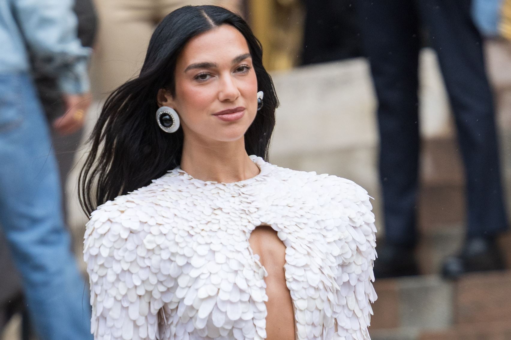 Snake print trend: Η Dua Lipa αναβιώνει την πιο τολμηρή τάση του φθινοπώρου