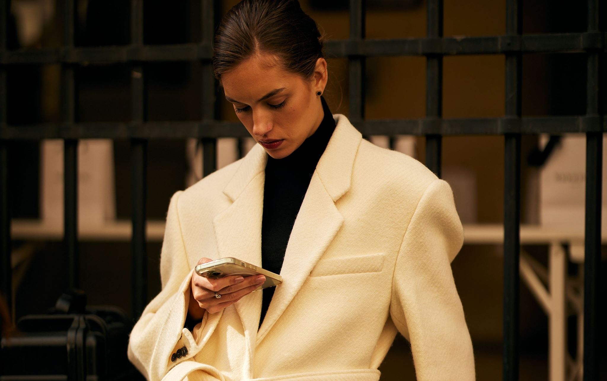 Stylish και άνετη: Έτσι θα φορέσεις το αγαπημένο σου blazer το βράδυ και δεν θα κρυώνεις