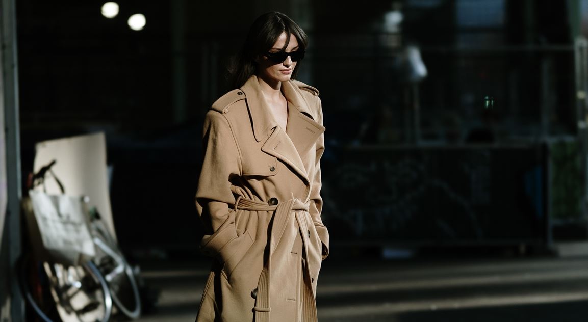 All-day chic: 8 stylish καμπαρντίνες που θα χαίρεσαι να φοράς από το πρωί μέχρι το βράδυ