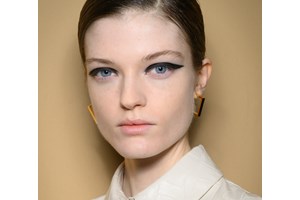 O viral και πιο εύκολος τρόπος για την εφαρμογή του eyeliner σε κουκουλωτά μάτια - εικόνα 1